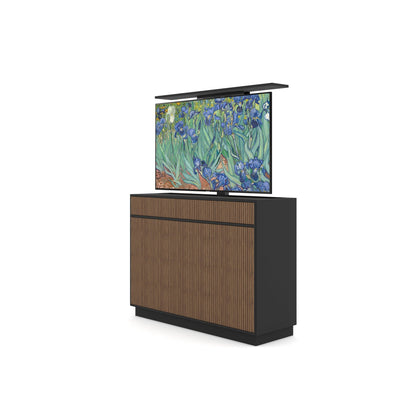 Multibrackets 7487 AV-Cabinet TV-Lift 65 Zoll Walnuss Frontansicht, Fernseher ausgefahren, leicht schräg