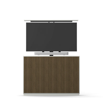 Multibrackets 8040 AV-Cabinet TV-Lift 55 Zoll Slimline White Walnut Frontansicht, Soundbar-Halterung unter dem TV