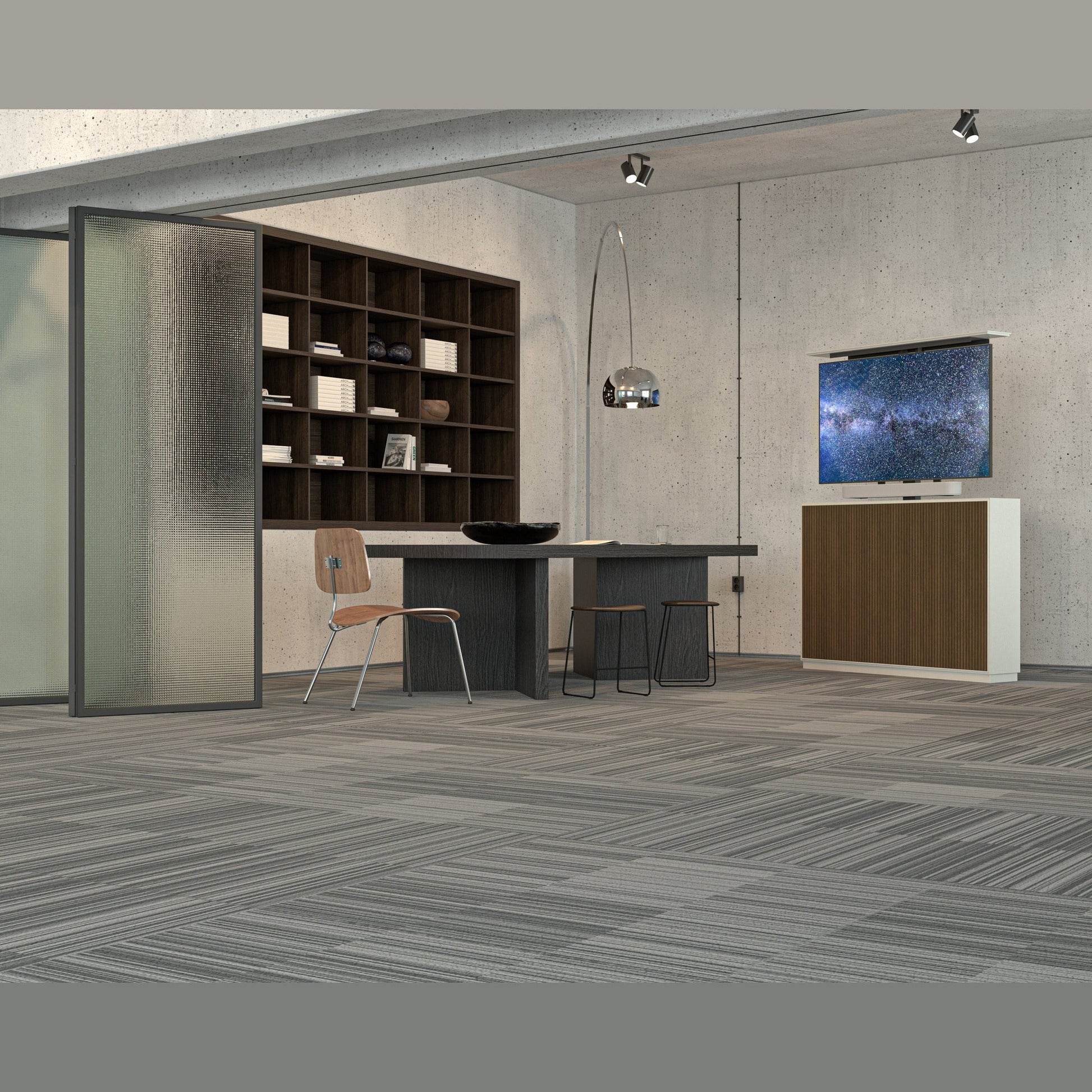 Multibrackets 8040 AV-Cabinet TV-Lift 55 Zoll Slimline White Walnut Lifestyle, Arbeitszimmer an Betonwand