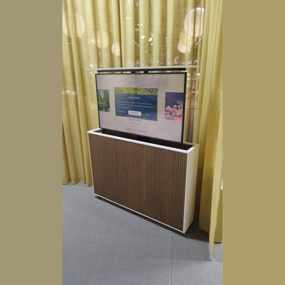 Multibrackets 8040 AV-Cabinet TV-Lift 55 Zoll Slimline White Walnut Lifestyle, Wohnraum, Lift halb ausgefahren