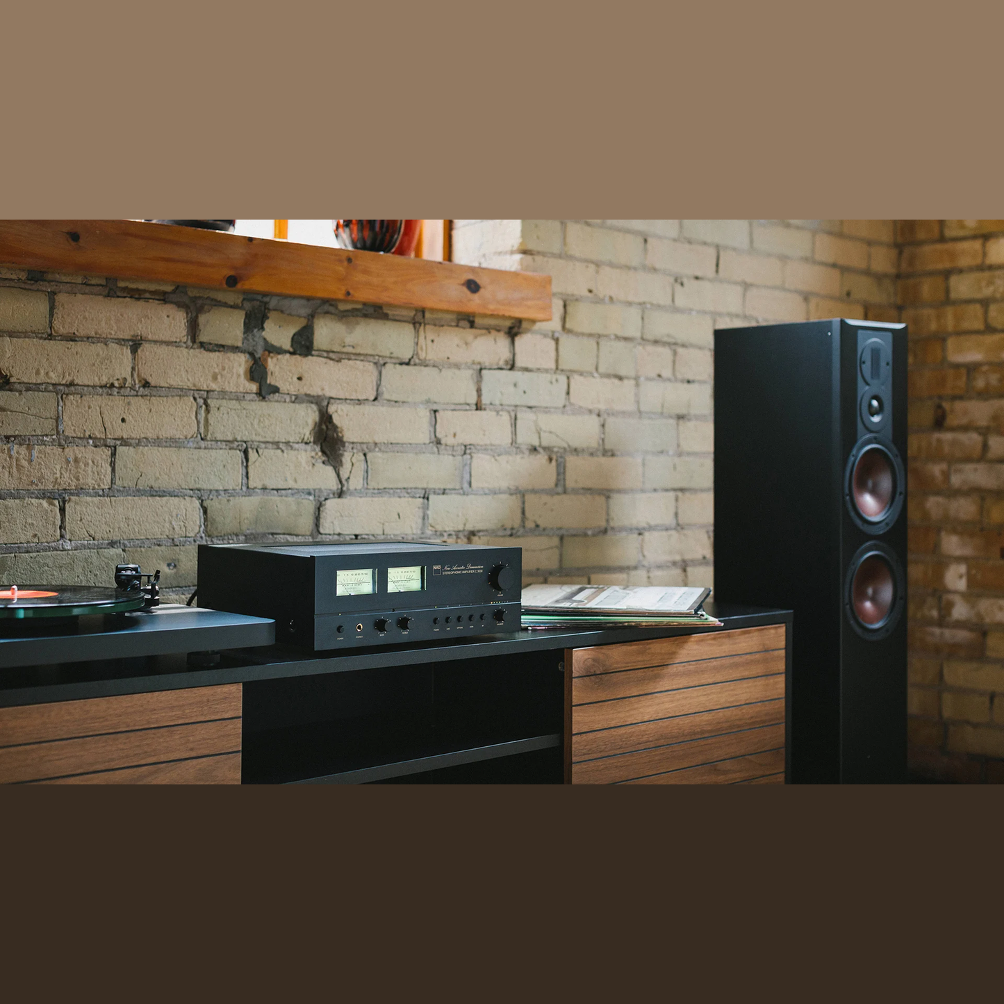 NAD C3030 Stereo-Vollverstärker mit Phono Lifestyle mit Plattenspieler und Standlautsprecher