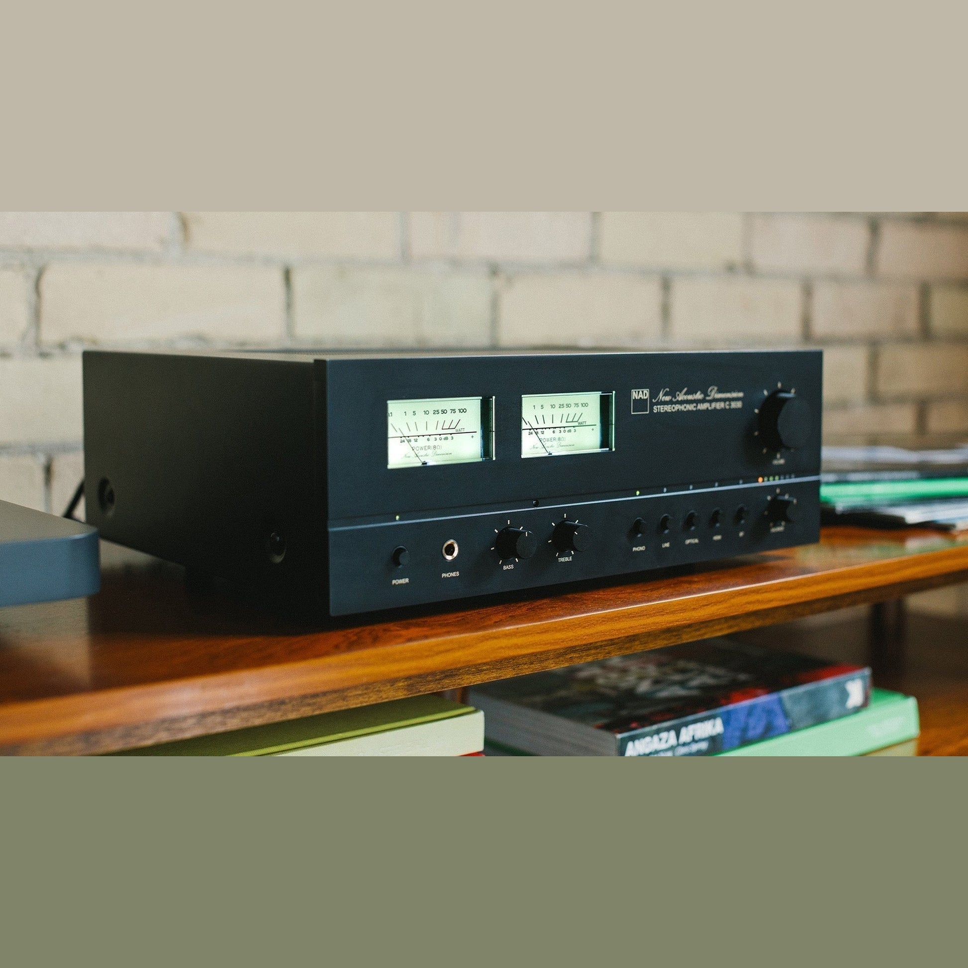 NAD C3030 Stereo-Vollverstärker mit Phono Lifestyle Nahaufnahme im Wohnregal