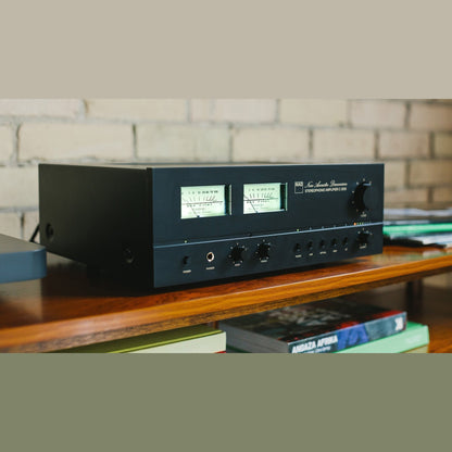 NAD C3030 Stereo-Vollverstärker mit Phono Lifestyle Nahaufnahme im Wohnregal