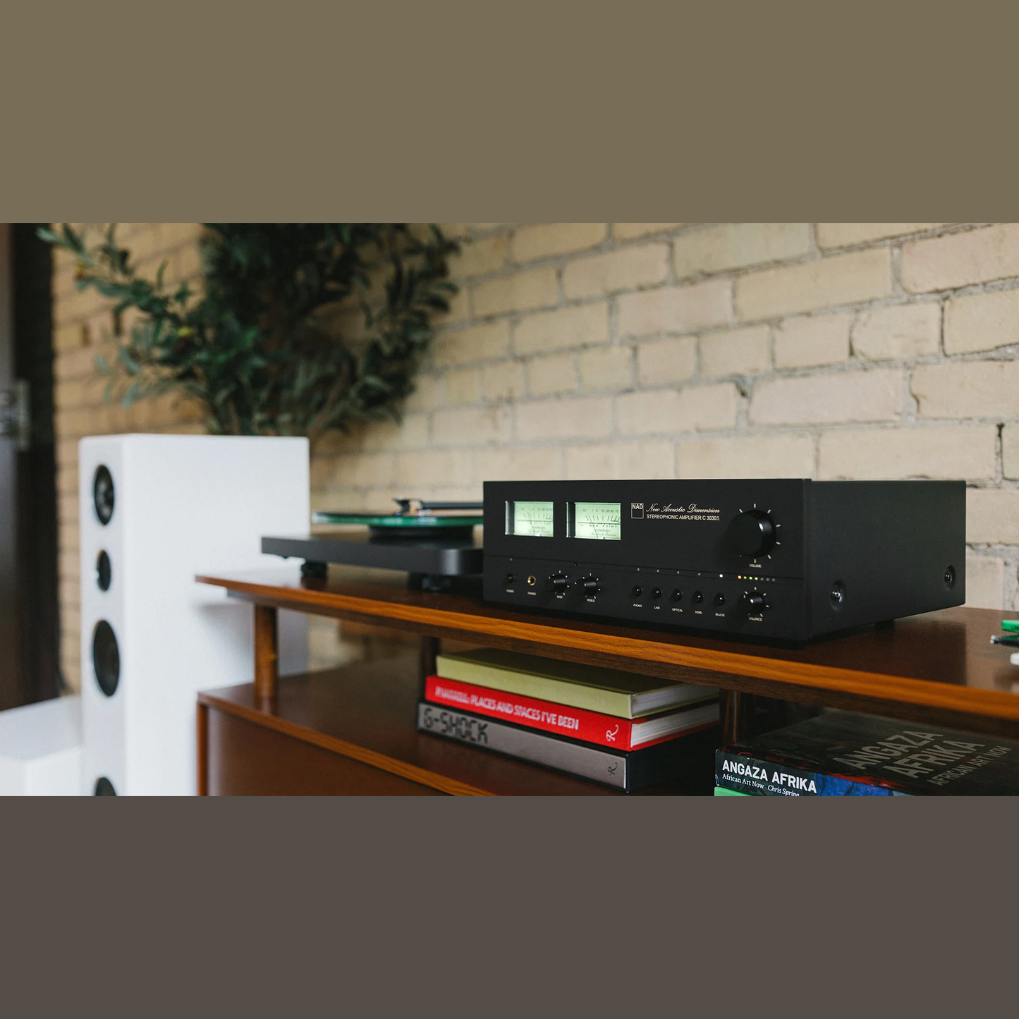 NAD C3030S Streaming-Vollverstärker Lifestyle im Wohnzimmer mit BluOS Multiroom-Setup