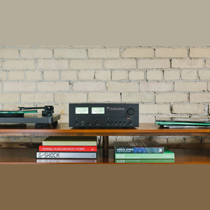 NAD C3030S Streaming-Vollverstärker Lifestyle mit Plattenspieler und Vinyl-Sammlung