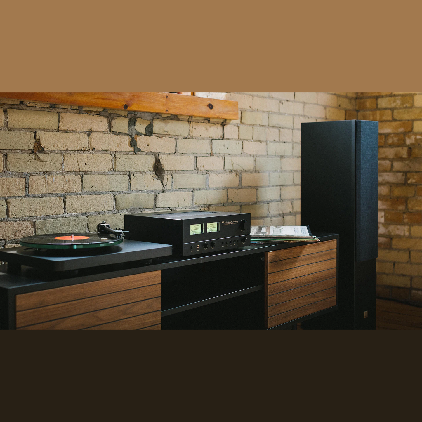 NAD C3030S Streaming-Vollverstärker Lifestyle im Wohnzimmer mit Standlautsprecher