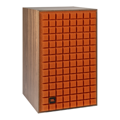 NAD C3050 + JBL L82 MKII HiFi-Set Orange JBL L82 Classic MkII Lautsprecher Schrägansicht rechts mit Frontgitter
