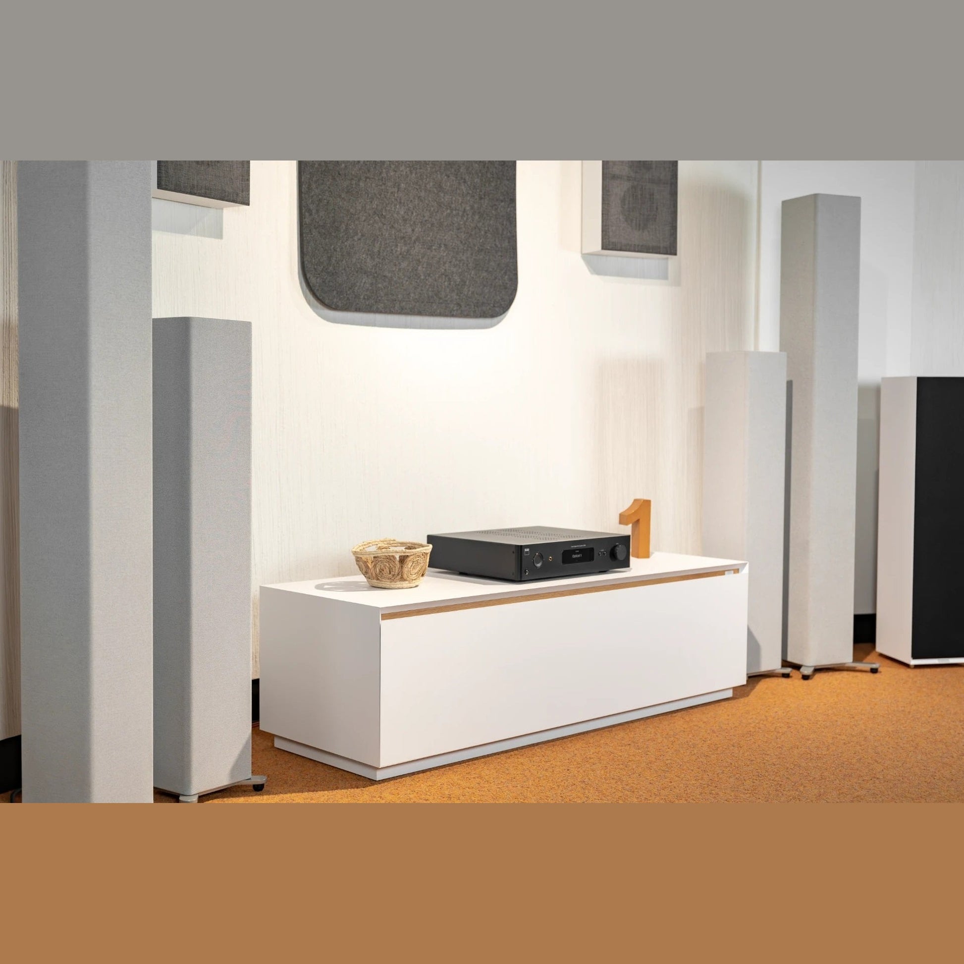 NAD C379 + MDC2 BluOS Streaming-Vollverstärker Lifestyle mit Sonox Standlautsprechern im Wohnraum