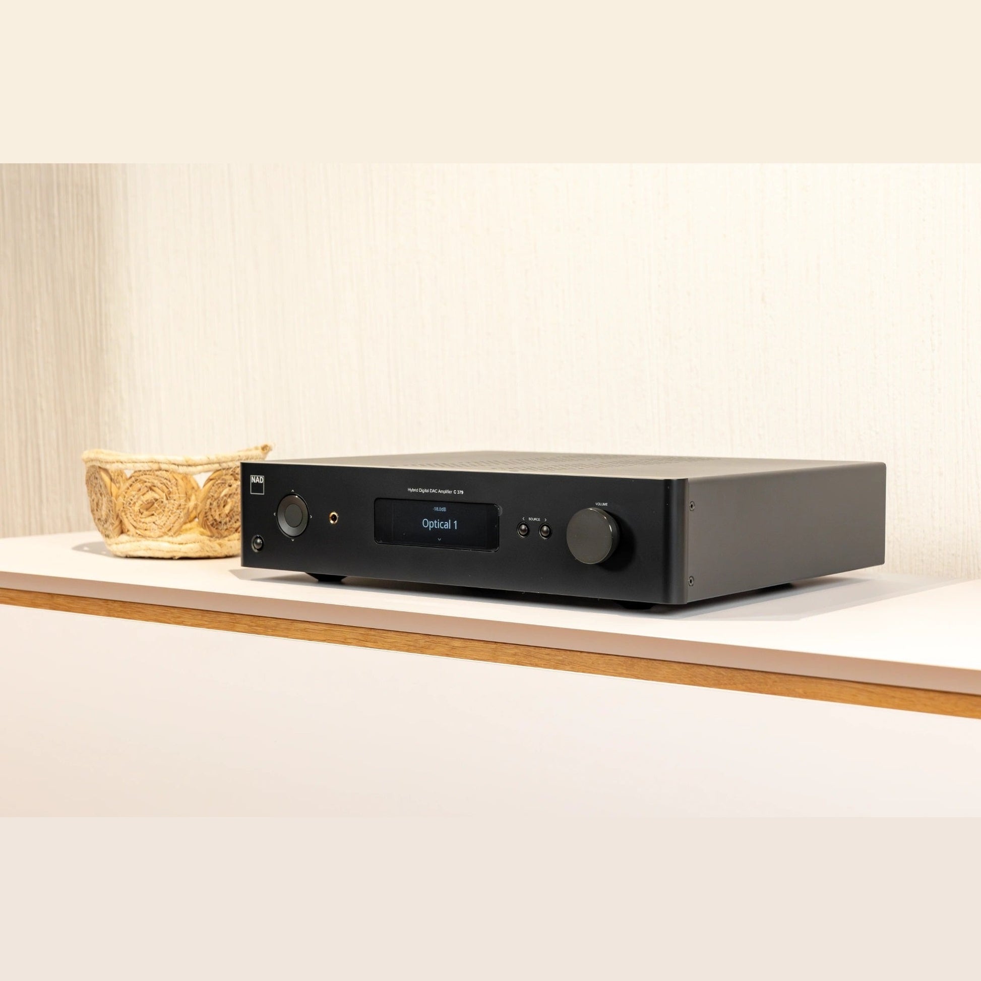 NAD C379 Stereo-Vollverstärker Lifestyle auf Sideboard im Wohnzimmer