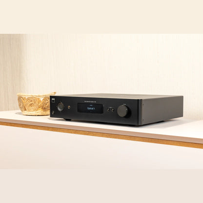 NAD C379 Stereo-Vollverstärker Lifestyle auf Sideboard im Wohnzimmer