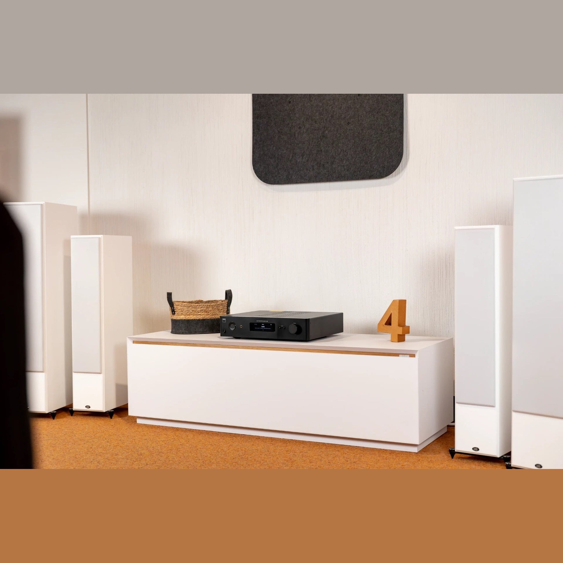 NAD C379 Stereo-Vollverstärker im Hi-Fi-Setup mit PSB T54 Standlautsprecher