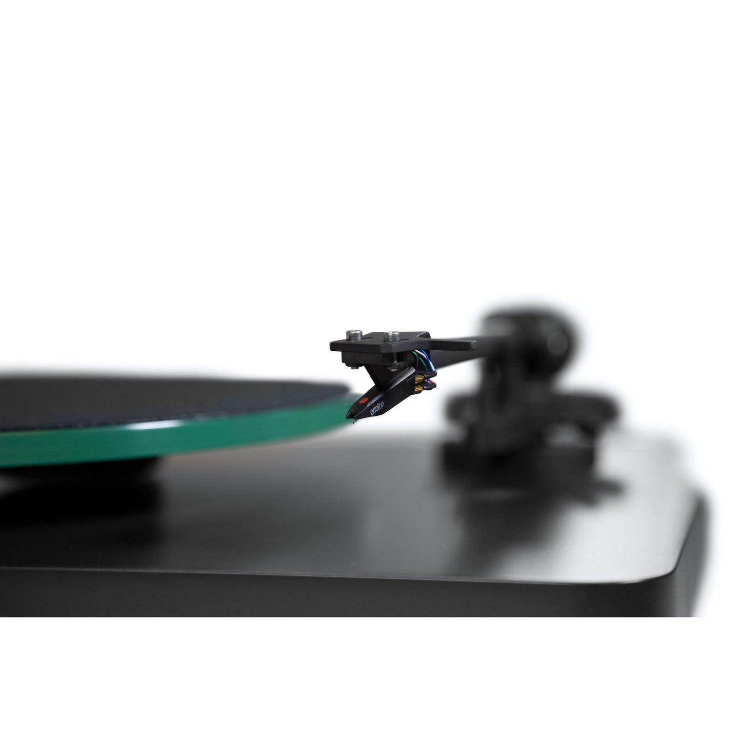 NAD C558 Riemen-Plattenspieler Tonarm mit Ortofon OM10 Tonabnehmer Detailansicht