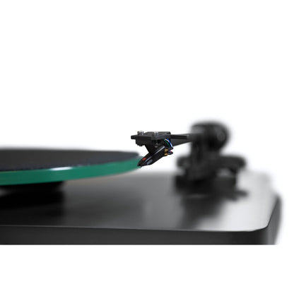 NAD C558 Riemen-Plattenspieler Tonarm mit Ortofon OM10 Tonabnehmer Detailansicht