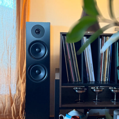 NAD C700 V2 + Argon Forus 55 HiFi-Set Black Lifestyle im Wohnzimmer
