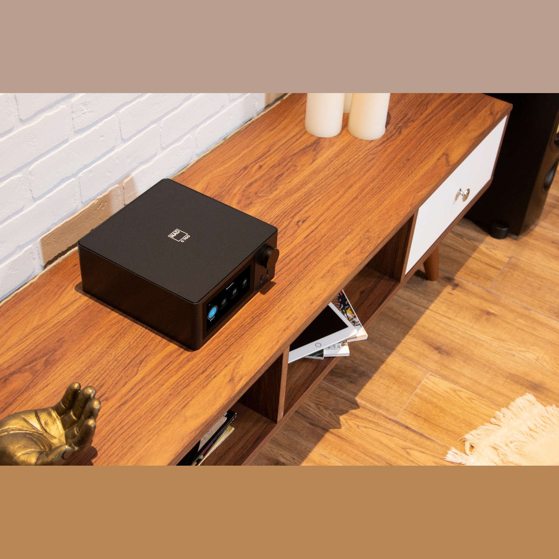 NAD C700 V2 BluOS Streaming-Vollverstärker Lifestyle 8 am Sideboard, Ansicht von schräg oben