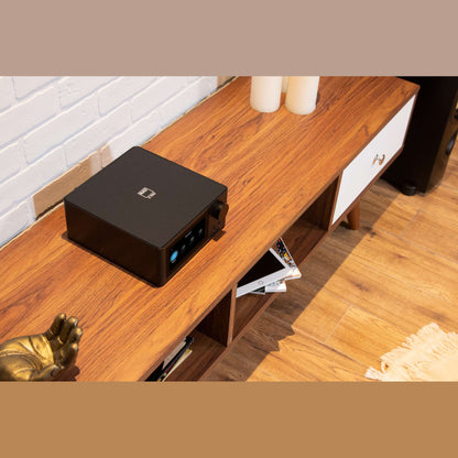 NAD C700 V2 BluOS Streaming-Vollverstärker Lifestyle 8 am Sideboard, Ansicht von schräg oben