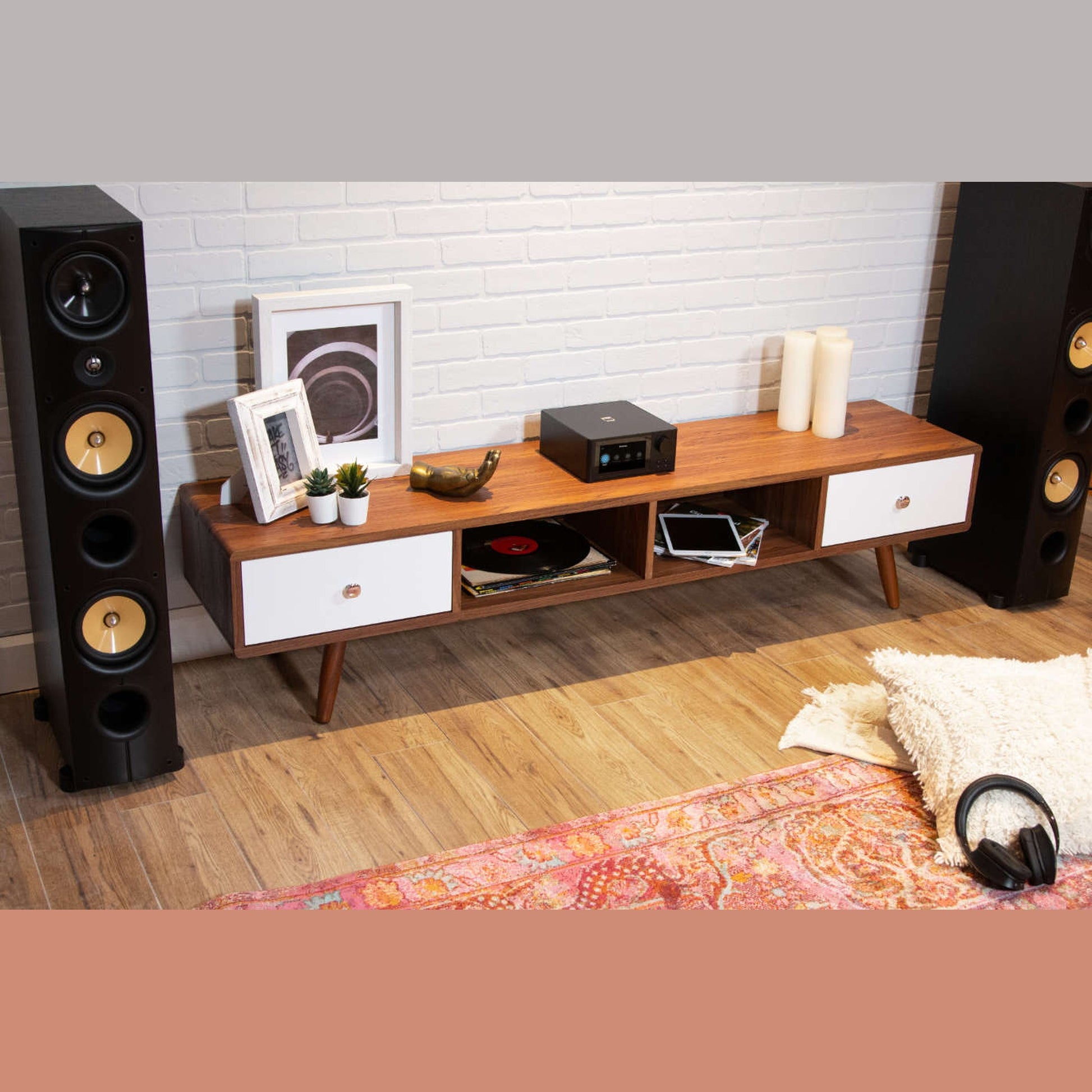 NAD C700 V2 BluOS Streaming-Vollverstärker Lifestyle 7 zwischen Standlautsprechern am Sideboard