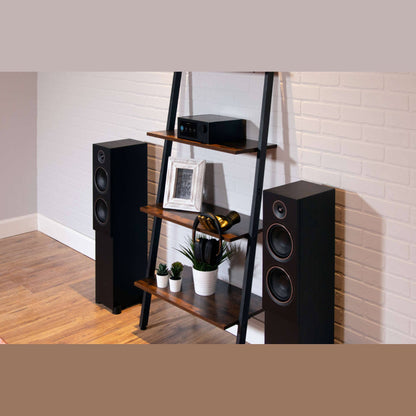 NAD C700 V2 BluOS Streaming-Vollverstärker Lifestyle 2 zwischen Standlautsprechern im Wohnzimmer