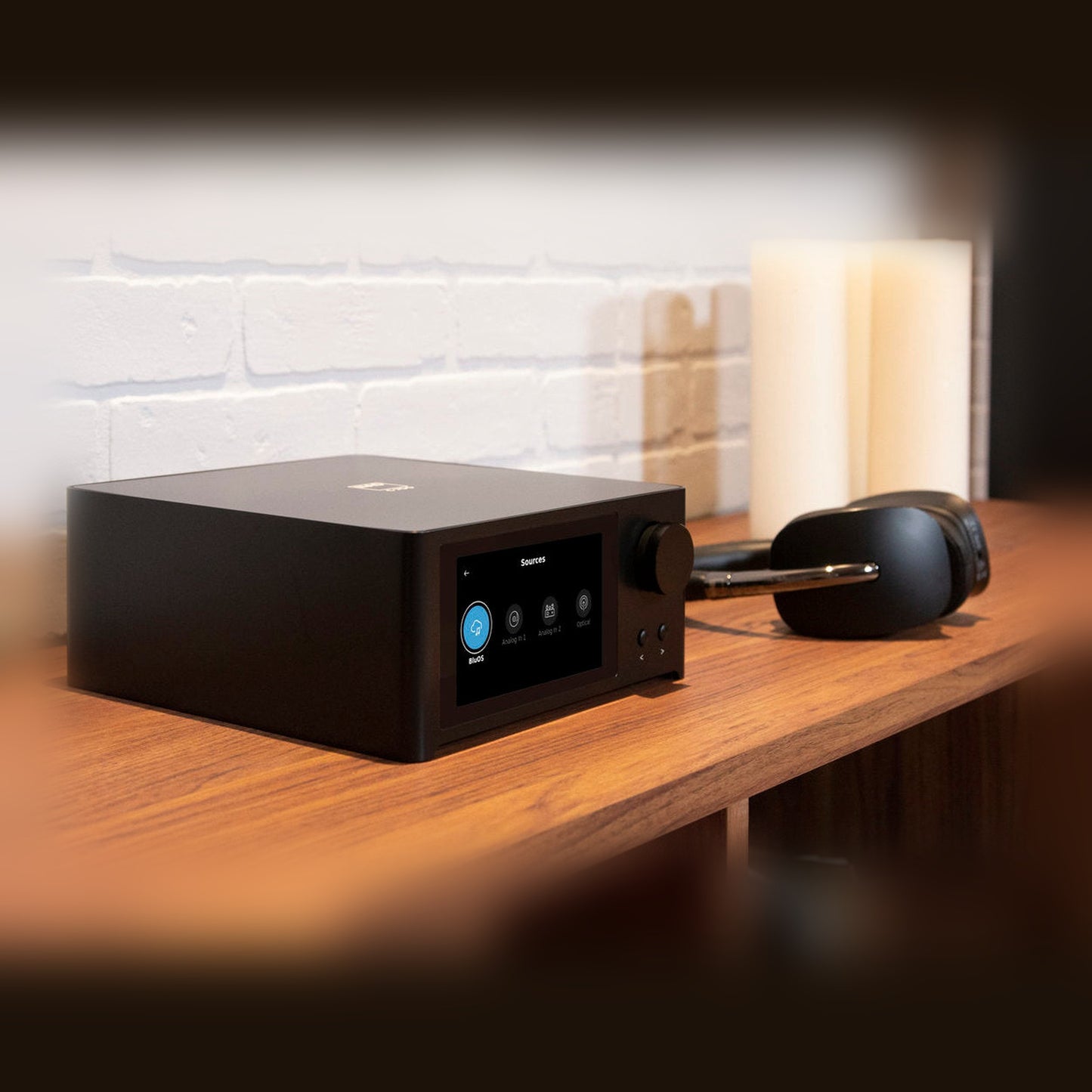 NAD C700V2 BluOS Streaming-Vollverstärker Lifestyle Nahaufnahme auf Sideboard