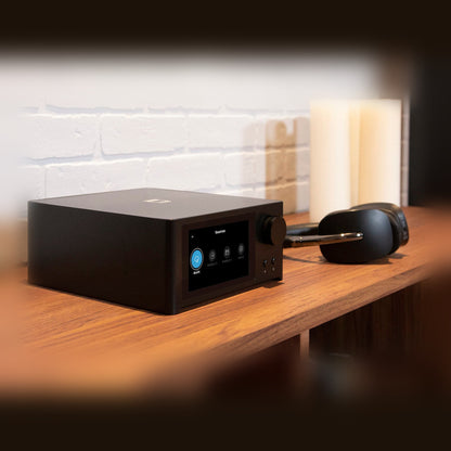 NAD C700V2 BluOS Streaming-Vollverstärker Lifestyle Nahaufnahme auf Sideboard