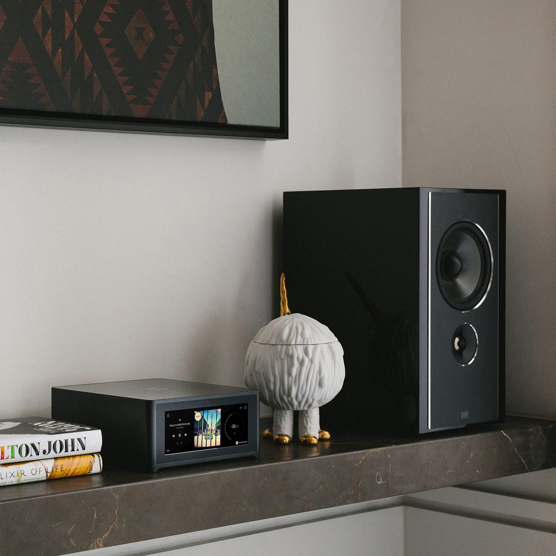NAD M10 V3 Streaming-Verstärker mit Dirac Seitenansicht Sideboard