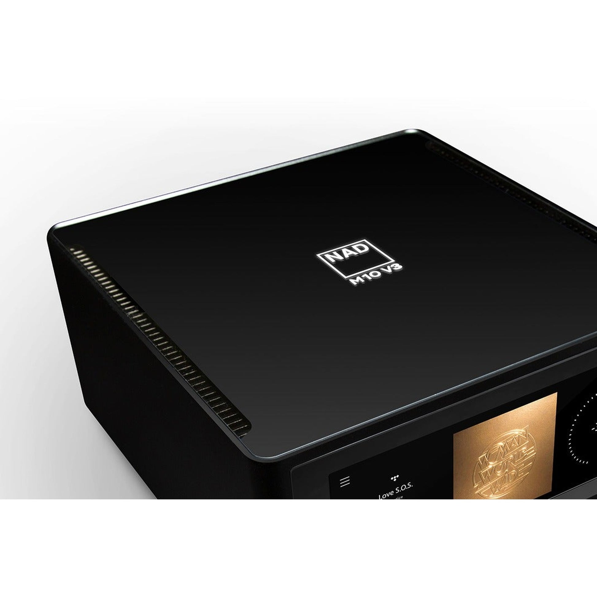 NAD M10 V3 Streaming-Verstärker mit Dirac Detailansicht Gehäuseoberfläche Logo