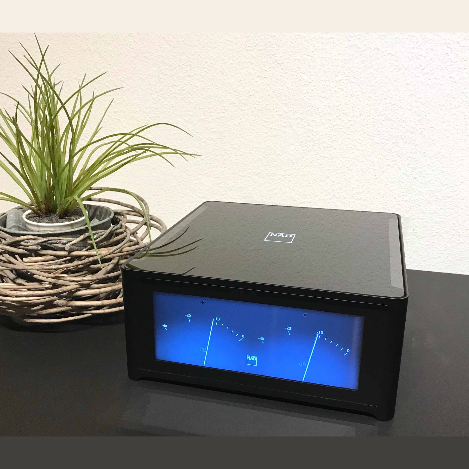 NAD M10 V3 Streaming-Verstärker mit Dirac Lifestyle VU-Meter-Anzeige Sideboard