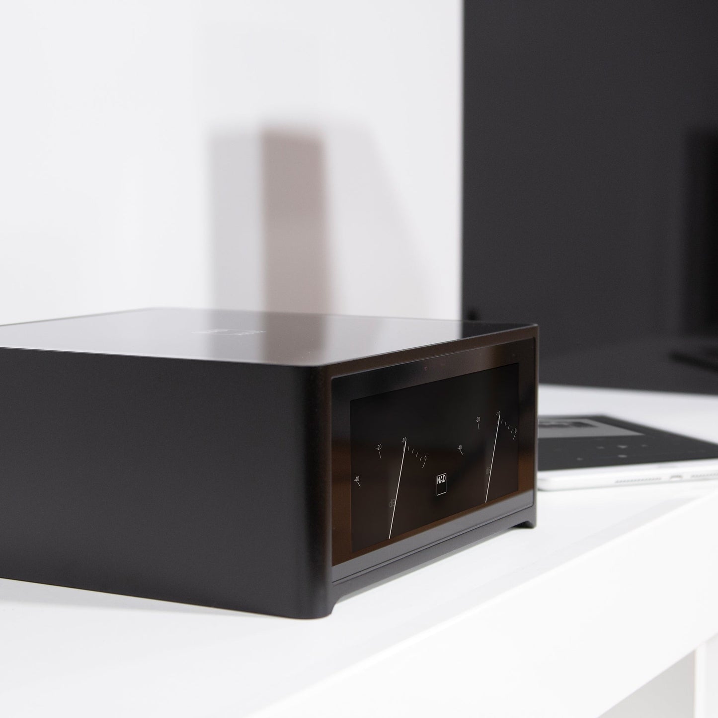 NAD M10 V3 Streaming-Verstärker mit Dirac Lifestyle VU-Meter-Anzeige Nahaufnahme