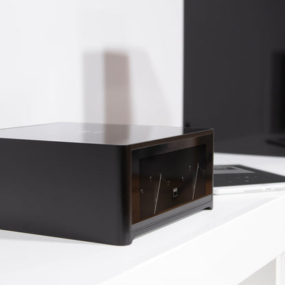 NAD M10 V3 Streaming-Verstärker mit Dirac Lifestyle VU-Meter-Anzeige Nahaufnahme