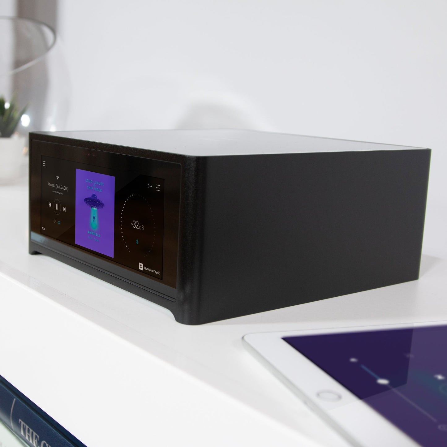 NAD M10 V3 Streaming-Verstärker mit Dirac Lifestyle TV-Sideboard Wohnzimmer