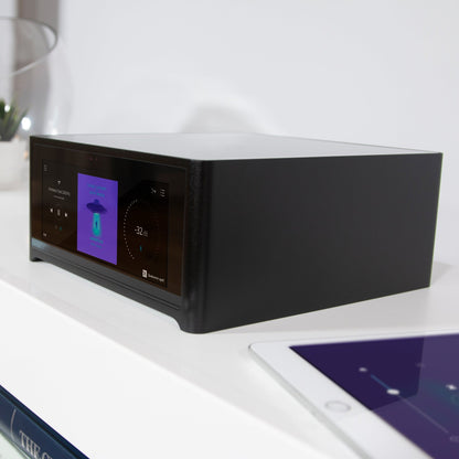NAD M10 V3 Streaming-Verstärker mit Dirac Lifestyle TV-Sideboard Wohnzimmer