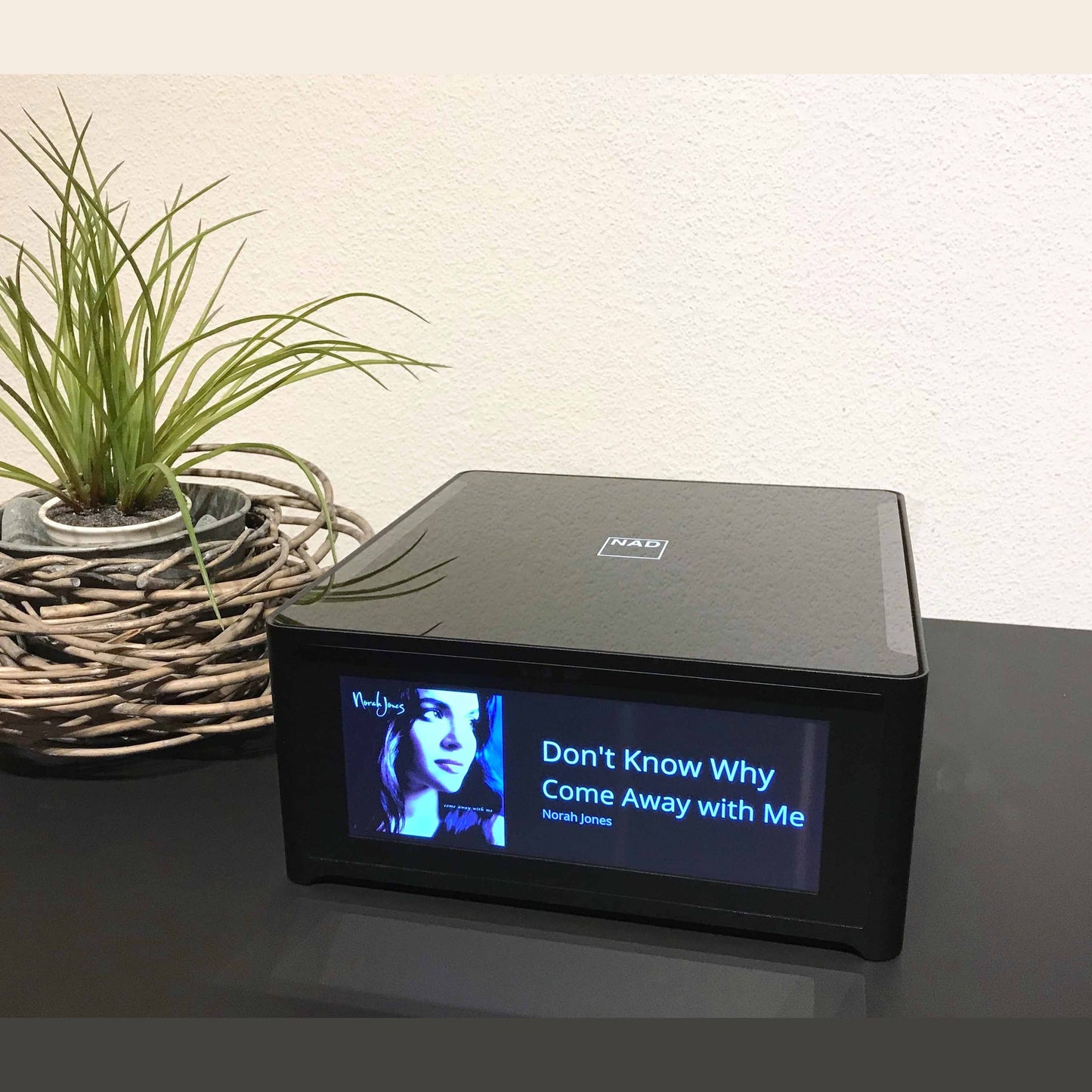 NAD M10 V3 Streaming-Verstärker mit Dirac Lifestyle Wohnzimmer Touchscreen-Display