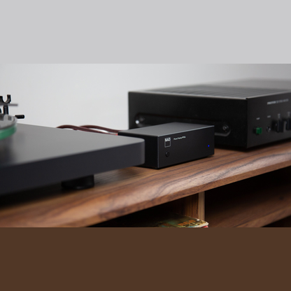 NAD PP 2e Phono-Vorverstärker Lifestyle auf Sideboard mit Plattenspieler und Verstärker
