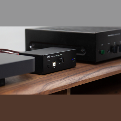 NAD PP 4 Phono-Vorverstärker Lifestyle auf Sideboard mit Verstärker und Plattenspieler