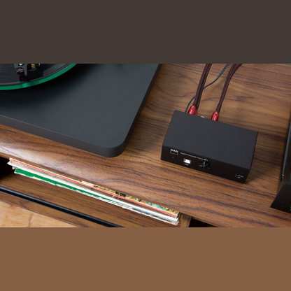 NAD PP 4 Phono-Vorverstärker Lifestyle auf Sideboard mit Plattenspieler und Schallplatten