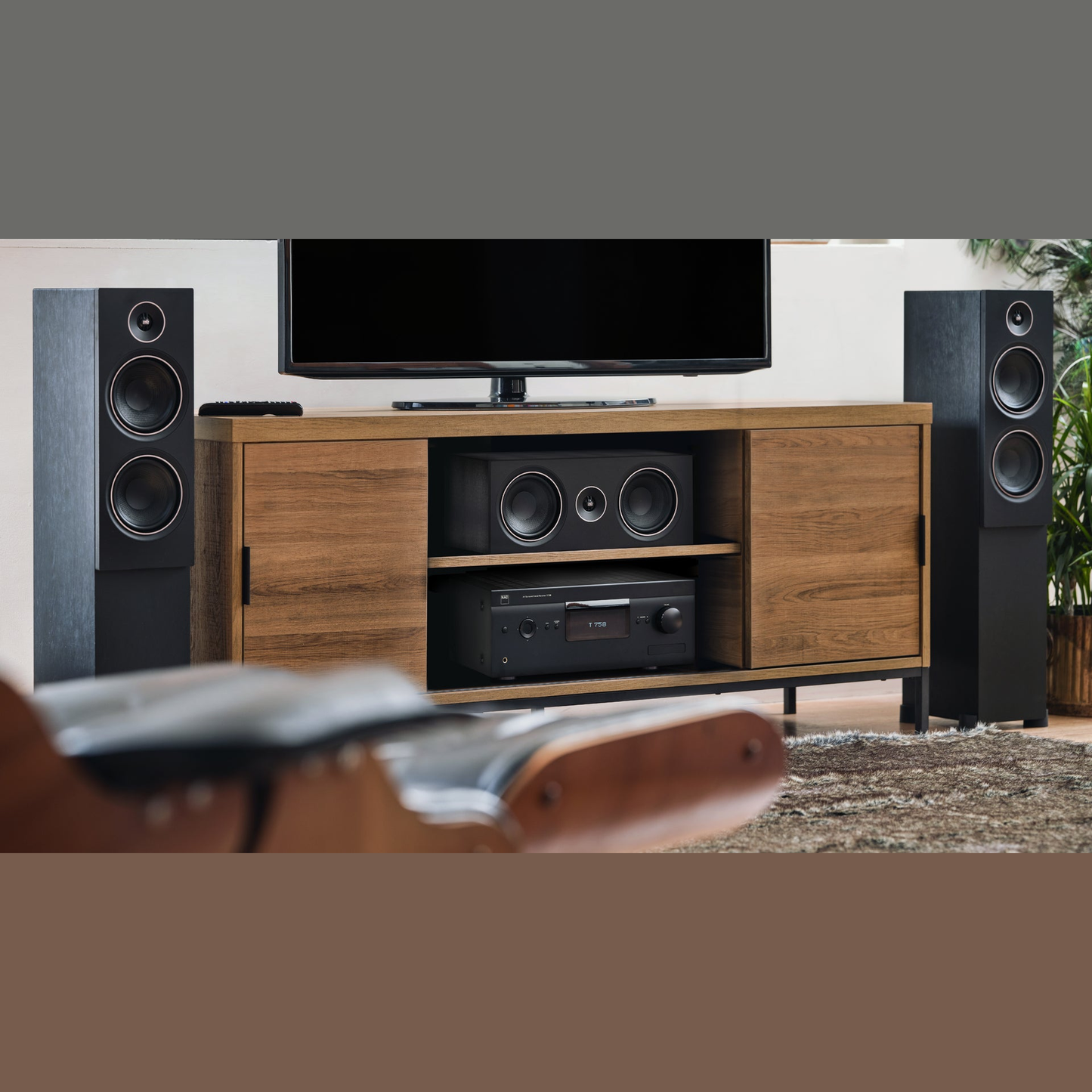 NAD T 758 V3i 7.1 AV-Receiver Lifestyle im Heimkino mit Standlautsprechern, Center-Lautsprecher und Fernseher