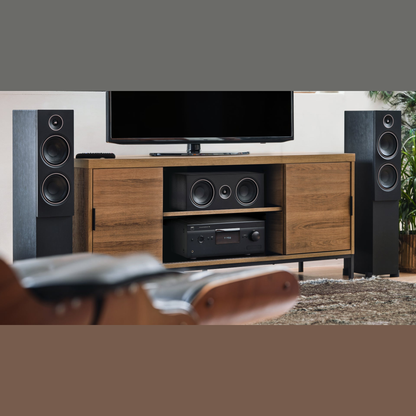 NAD T 758 V3i 7.1 AV-Receiver Lifestyle im Heimkino mit Standlautsprechern, Center-Lautsprecher und Fernseher
