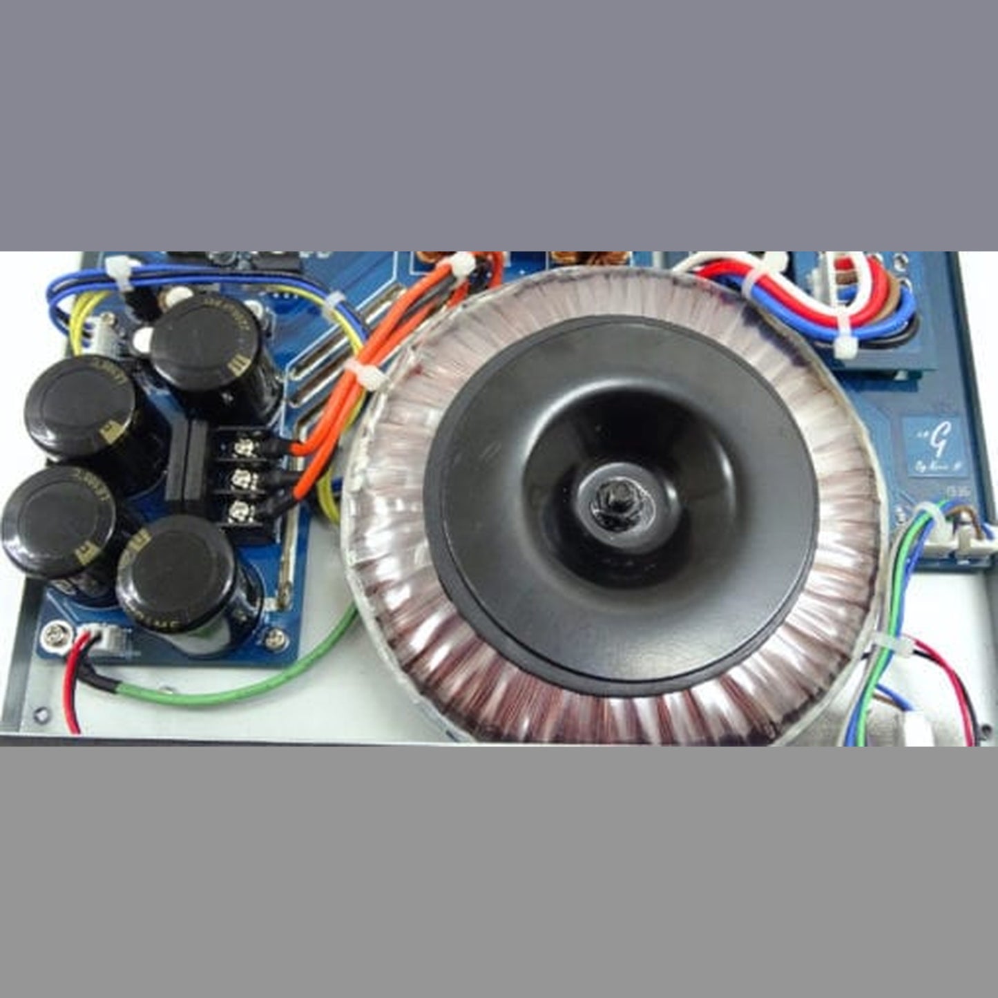 NuPrime AMG STA-SE Stereo-Endstufe Detailansicht des Ringkerntransformators im Netzteil