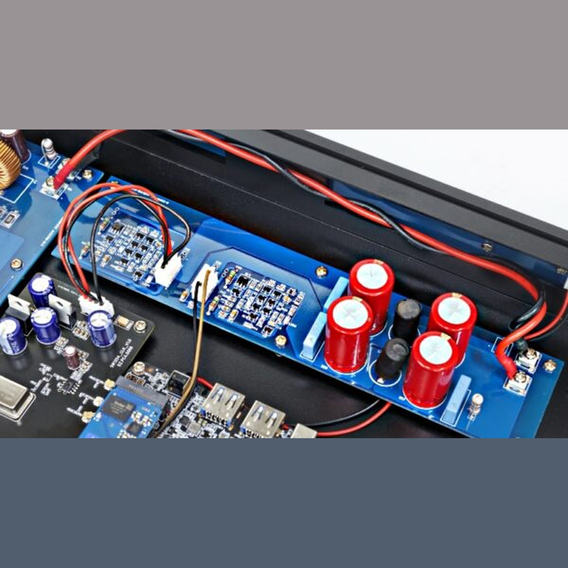 NuPrime Evolution Stream Server Musikserver Detailansicht des Innenaufbaus mit Netzteilplatine