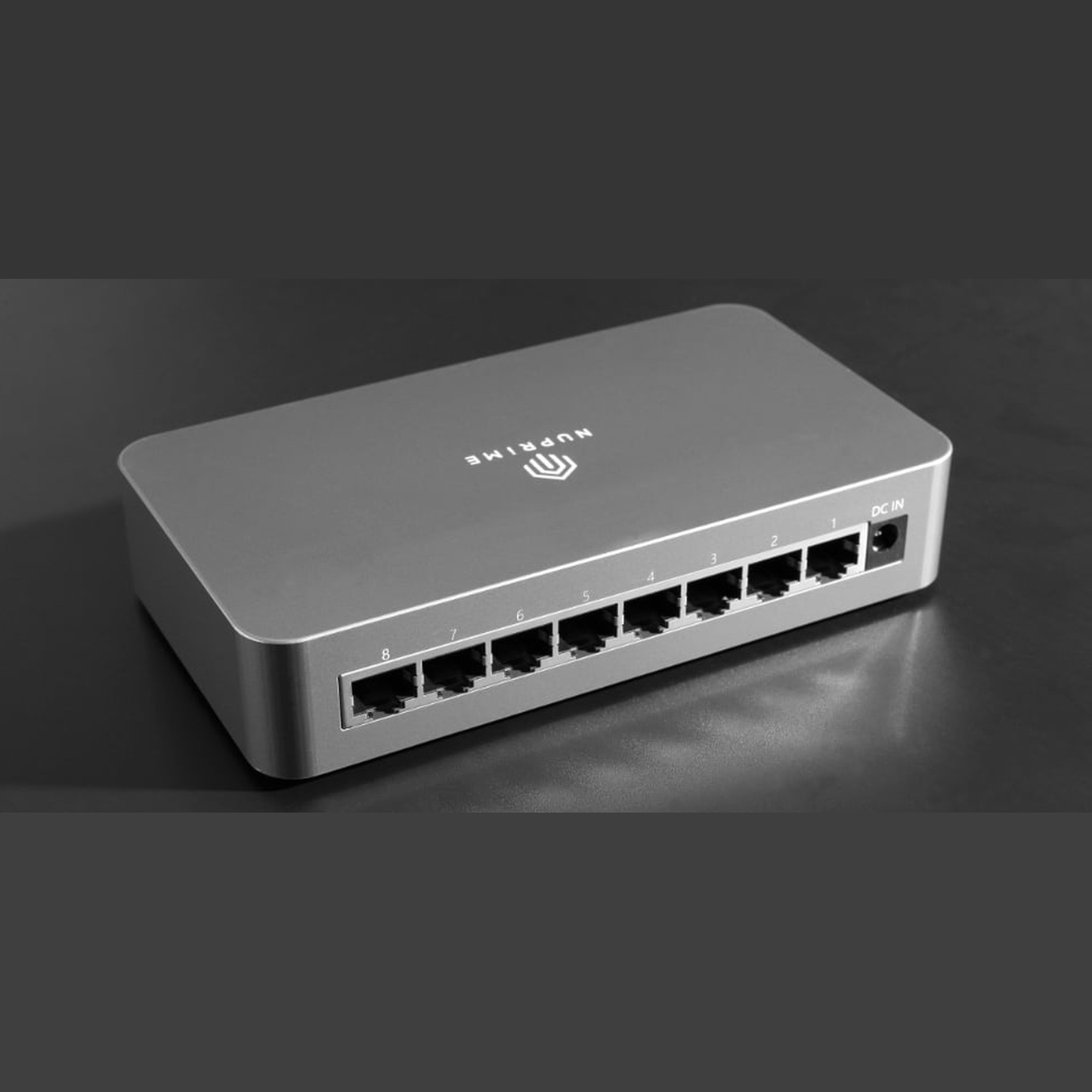 NuPrime Omnia SW-8 Netzwerk-Switch Schrägansicht