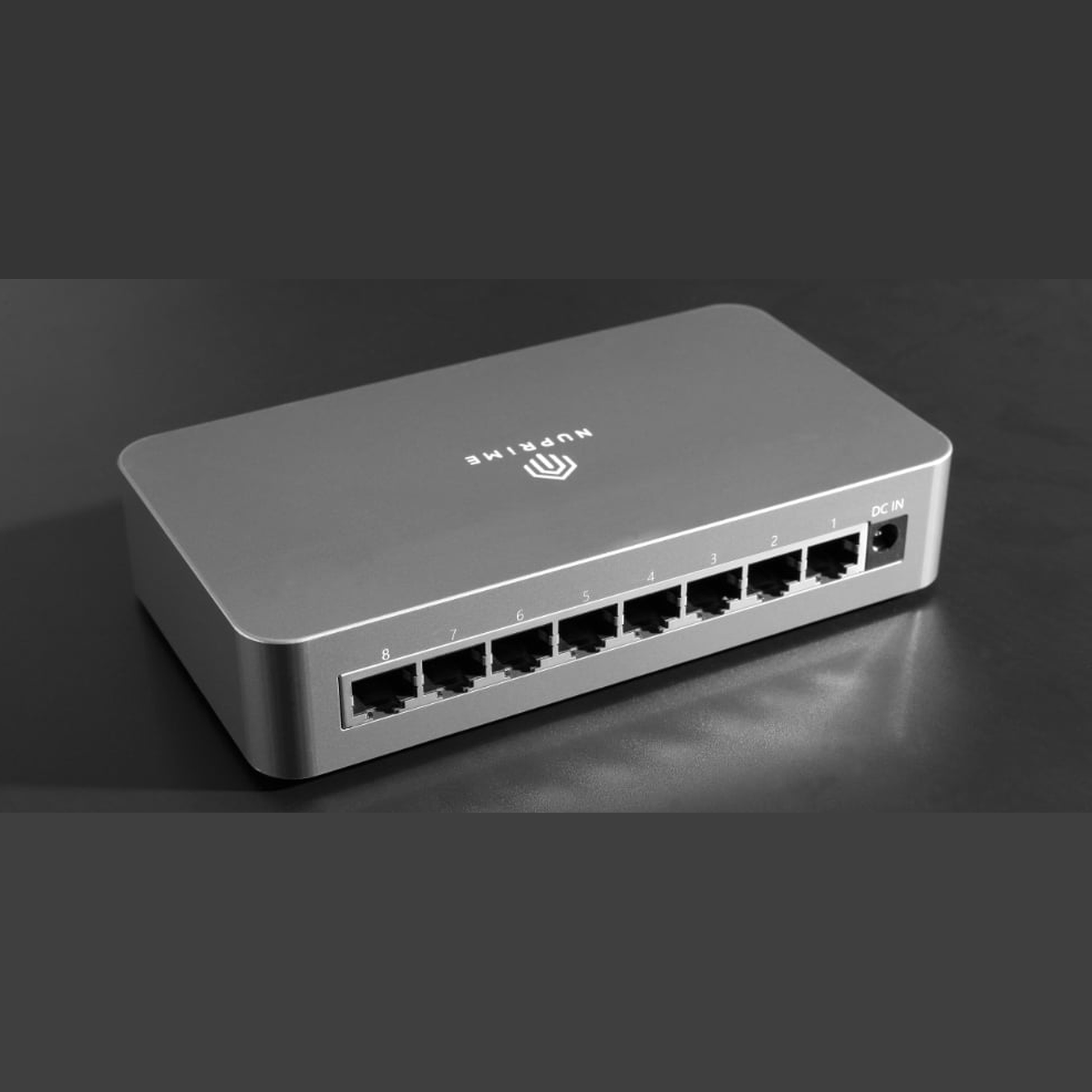 NuPrime Omnia SW-8 Netzwerk-Switch Schrägansicht