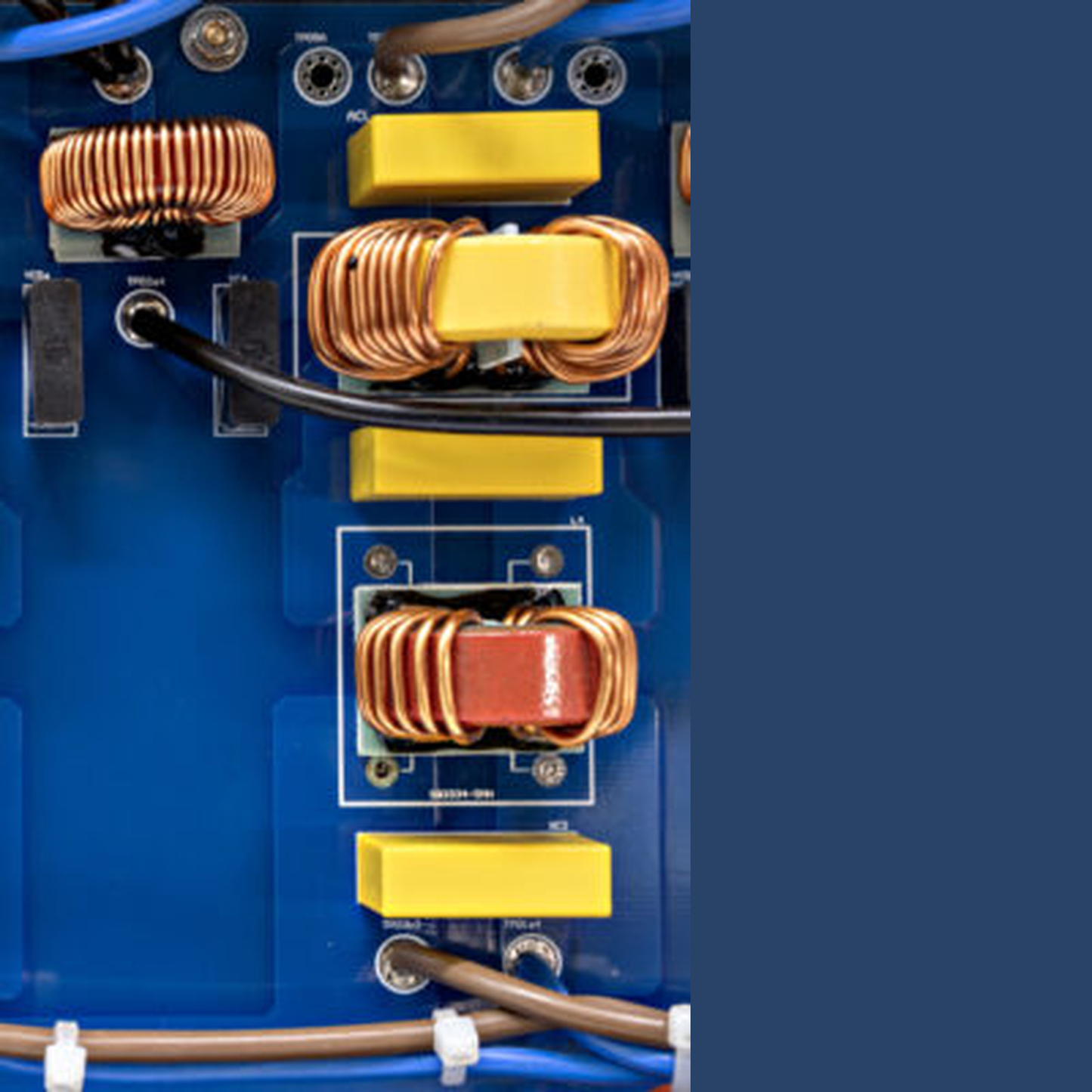 NuPrime Pure AC-4E Netzfilter-Steckdosenleiste Detailansicht der Filterplatine des High-Power-Ausgangs