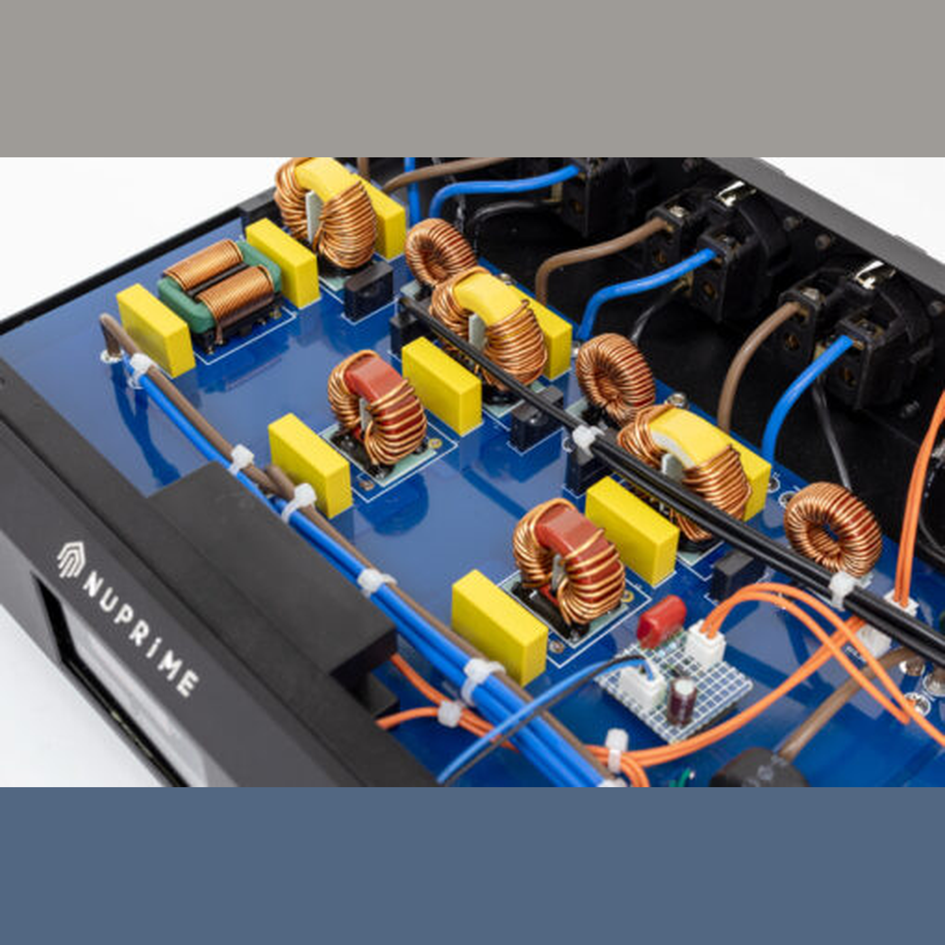 NuPrime Pure AC-4E Netzfilter-Steckdosenleiste Detailansicht des Innenaufbaus mit Ringkerndrosseln