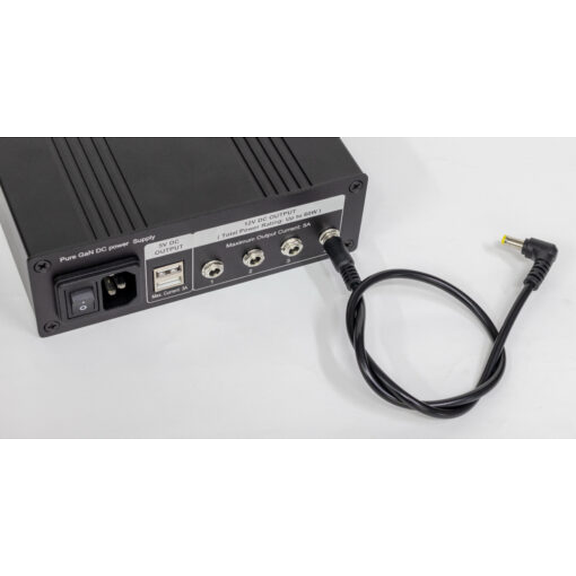 NuPrime SiGa Power75 Audio-Netzteil Lieferumfang mit angeschlossenem DC-Adapterkabel