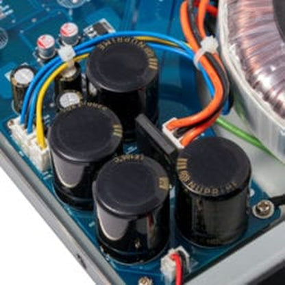 NuPrime STA-9X Stereo-Endstufe Detailansicht der Siebkondensatoren im Netzteil