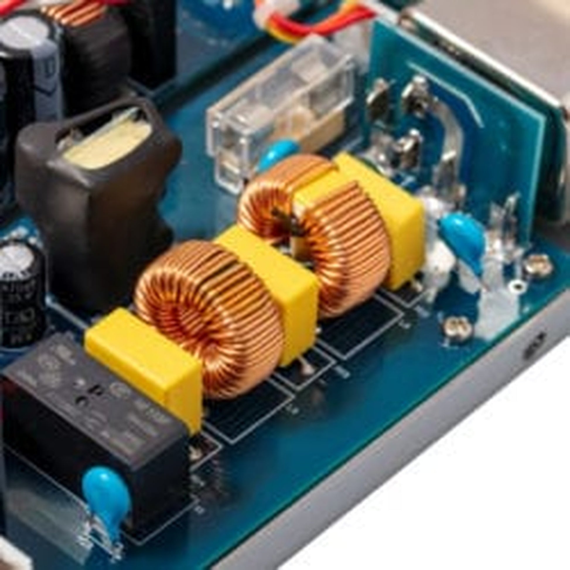 NuPrime STA-9X Stereo-Endstufe Detailansicht der Netzfilterdrosseln