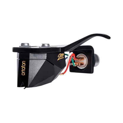 Ortofon 2M Black Premounted MM-Tonabnehmer mit SH-4 Headshell Perspektivansicht links