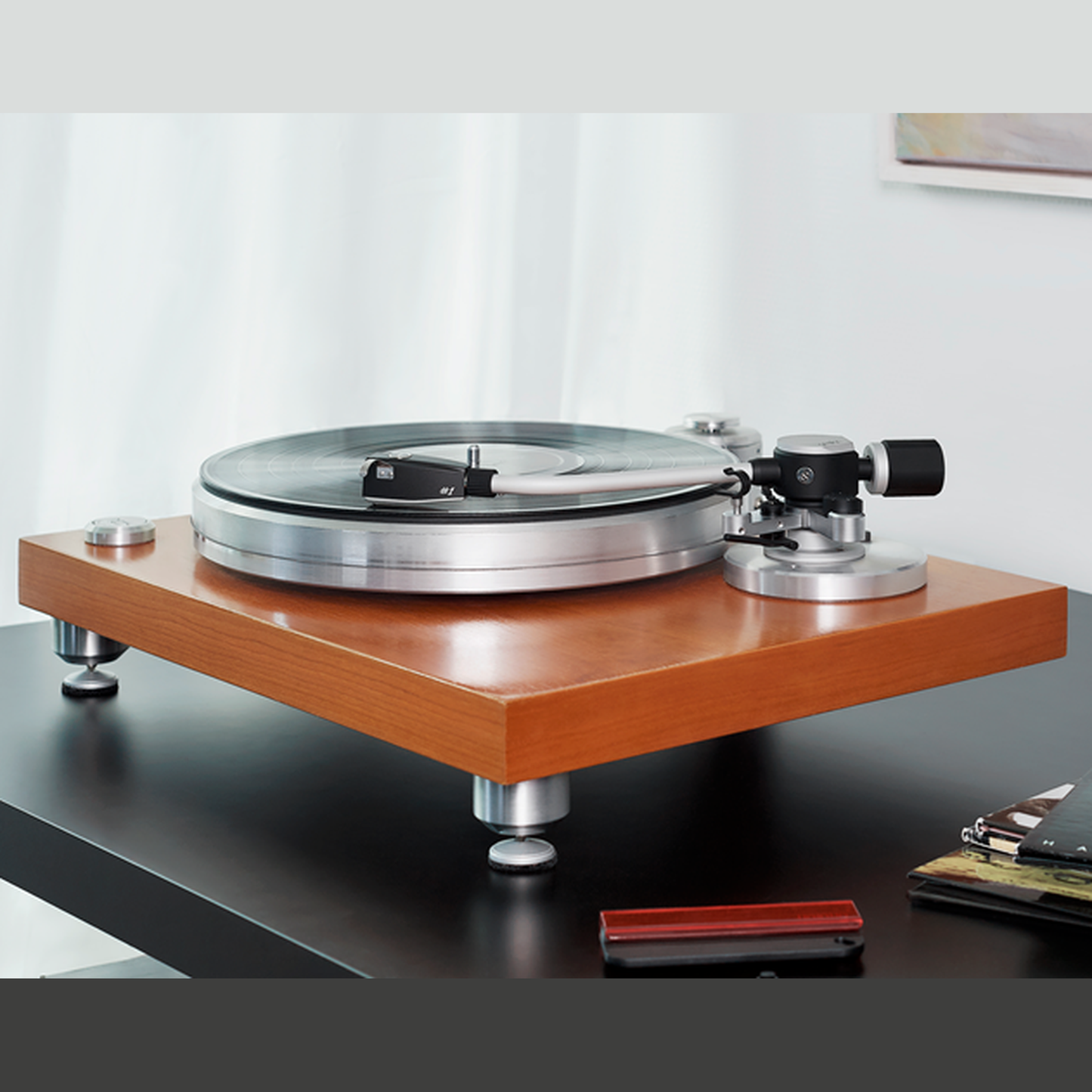 Ortofon AS-212R Tonarm Lifestyle montiert auf Laufwerk mit Plattenteller