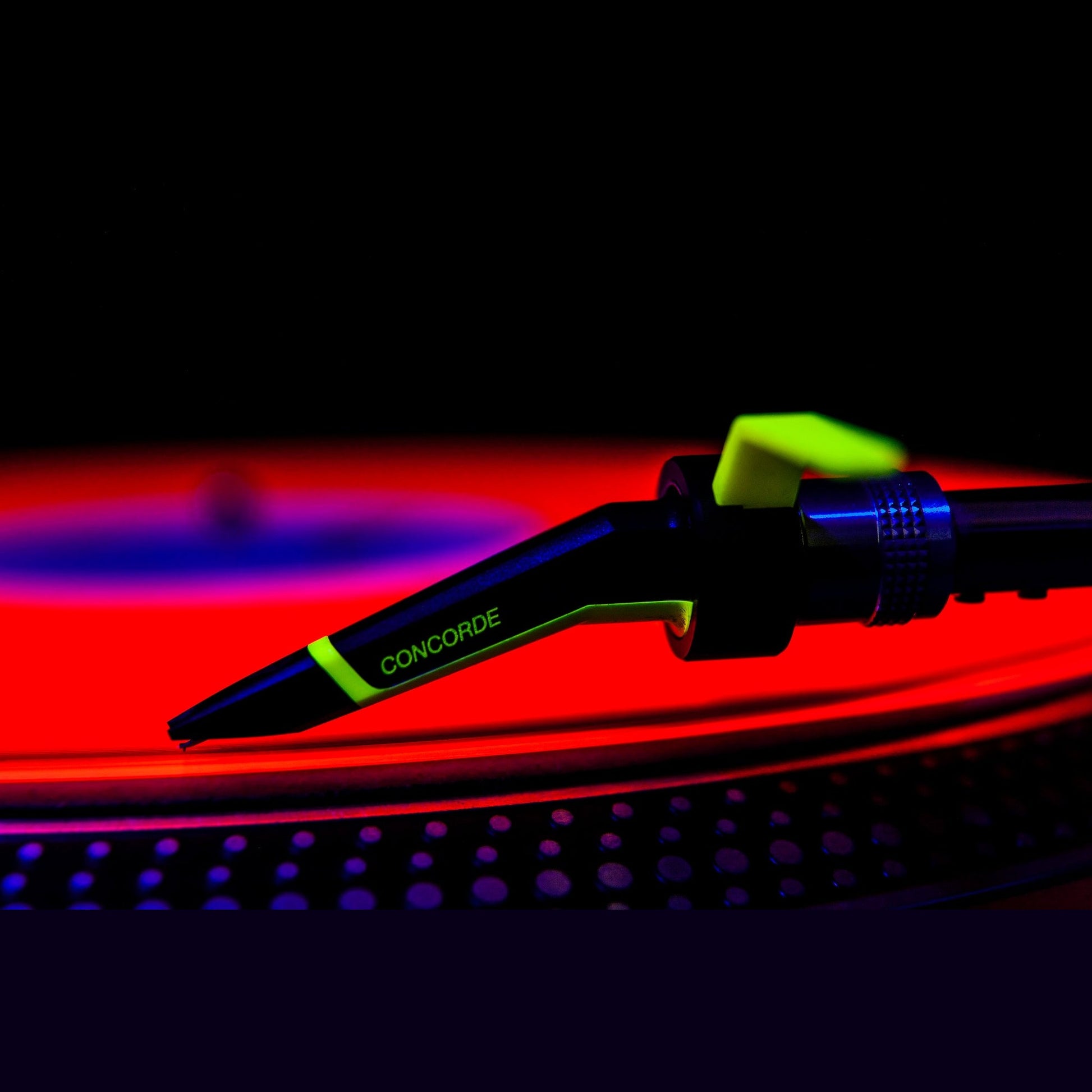 Ortofon Concorde MKII Club DJ-Tonabnehmer Lifestyle Nahaufnahme Headshell in rotem Club-Licht