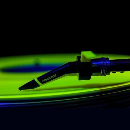 Ortofon Concorde MKII Club Twin-Set DJ-Tonabnehmer Lifestyle Nahaufnahme mit Anschlusskabel im Club-Licht